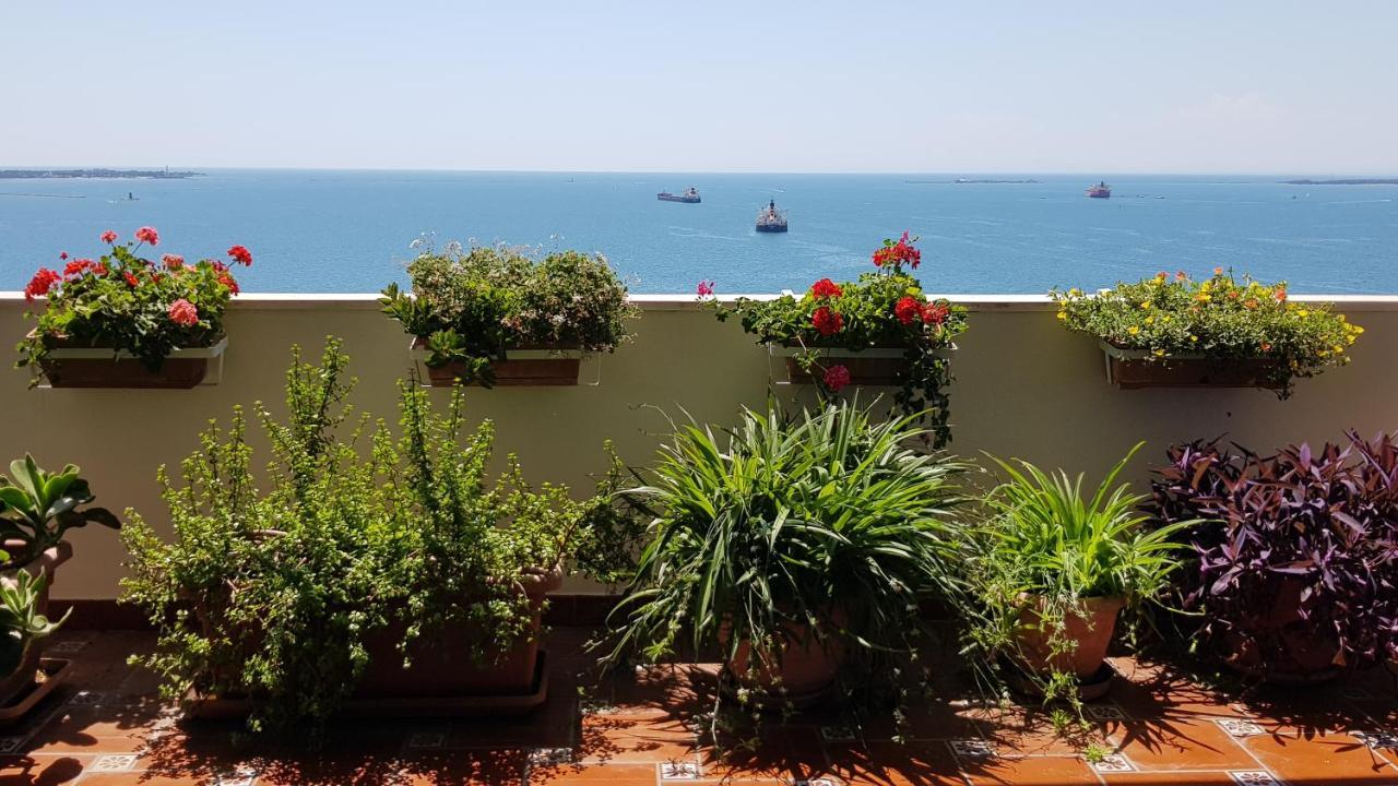 Amanda'S Panorama Apartment Taranto Luaran gambar